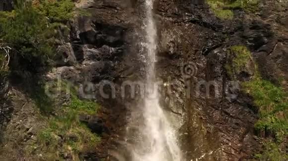 窄窄的弯弯曲曲的小溪从山上流过带瀑布的美丽悬崖视频的预览图