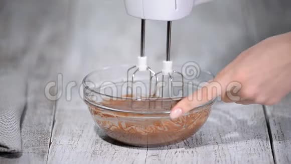 混合巧克力奶油甘纳奇与手搅拌器视频的预览图
