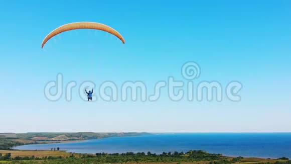 两个人驾驶滑翔伞的景观视频的预览图