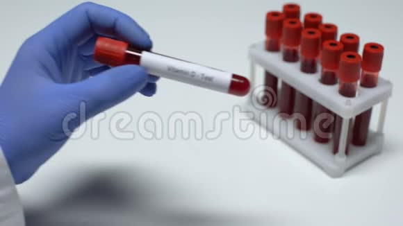 维生素D医生在试管中显示血样实验室研究健康检查视频的预览图