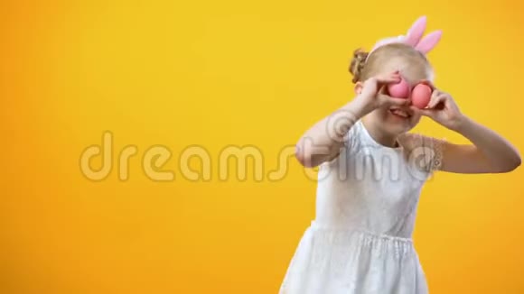 复活节快乐标志兴奋的小女孩玩彩蛋跳舞视频的预览图