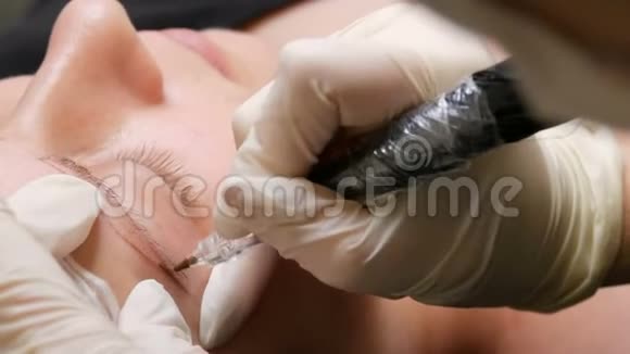 新的眉毛形状美容师用特殊的笔在眉毛上涂上一种颜料用于微珠纹身视频的预览图