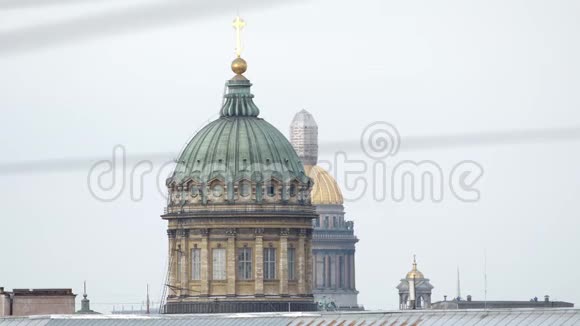 夏天喀山大教堂和艾萨克大教堂的住宅俄罗斯圣彼得堡视频的预览图