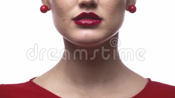 紧抿着一张惊讶的女人嘴唇带着红色口红的情绪化女孩视频的预览图