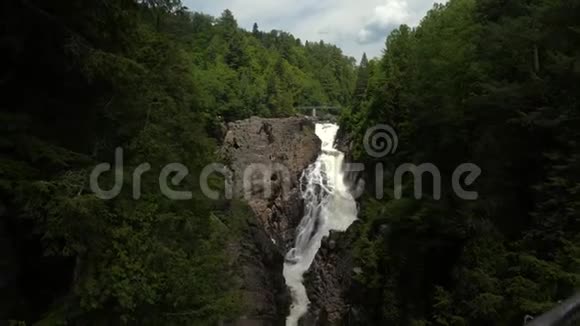 加拿大魁北克的圣安妮瀑布或降落伞视频的预览图
