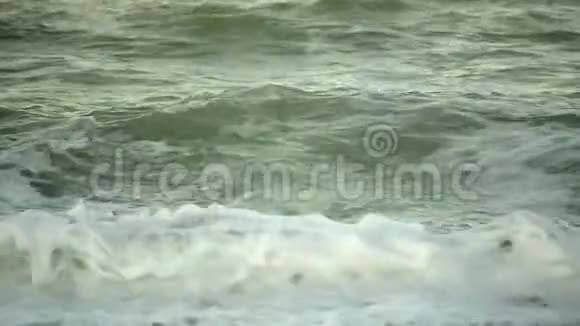 海边的夏日海浪视频的预览图