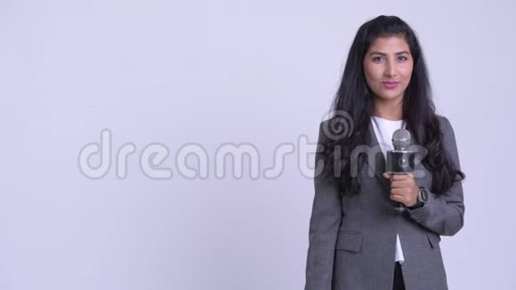 年轻快乐的波斯女商人当新闻播音员视频的预览图