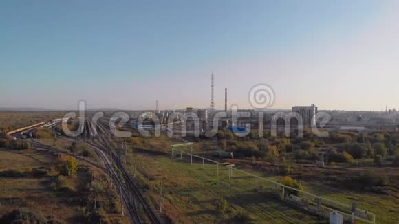 空中观景工业区设有工厂和铁路货运线工厂货运火车和化工厂视频的预览图