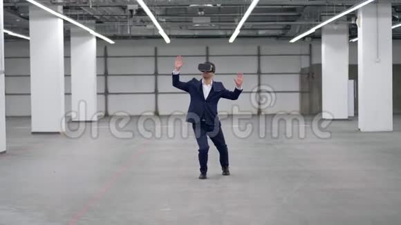 一个人在办公室玩戴着VR眼镜视频的预览图