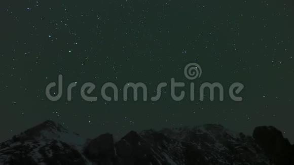 冬天雪山上的星星视频的预览图