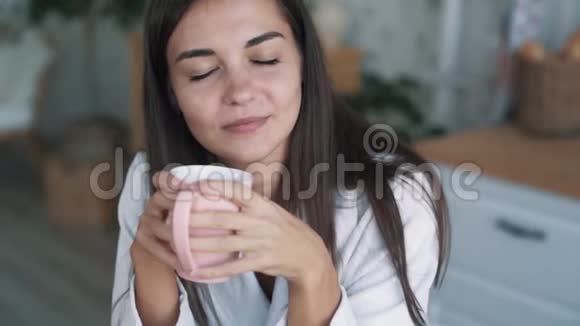 特写女孩的肖像喝茶或咖啡享受清晨时光慢动作视频的预览图