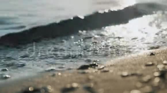 太阳的光芒海浪在岸边特写海上日出日落暑假假期放松视频的预览图