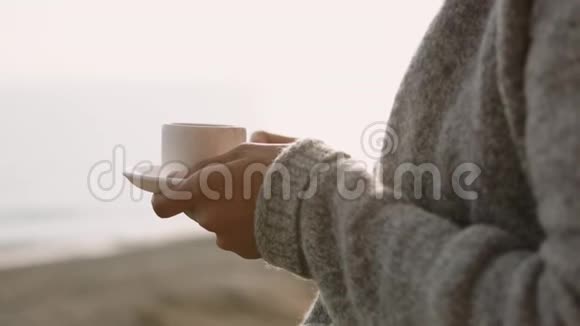 在海滩上喝咖啡的女人视频的预览图