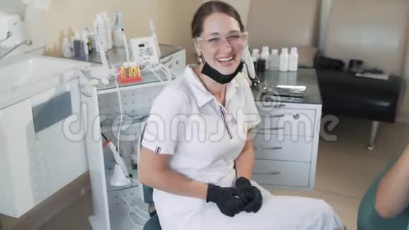 牙医和病人妇女在牙科诊所笑着笑动作缓慢有趣的视频视频的预览图