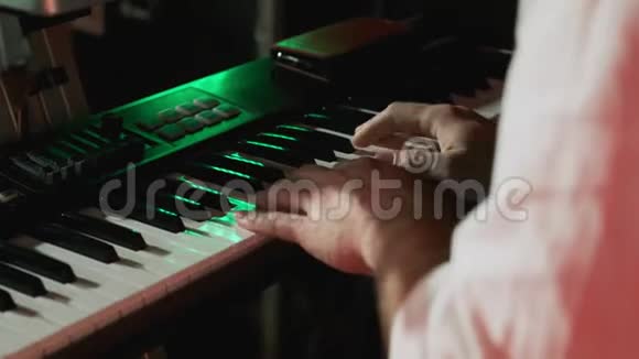 近距离弹奏电子钢琴在音乐会上男性用手在钢琴上演奏音乐那位音乐家钢琴家演奏爵士乐视频的预览图