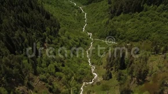 空中观景蜿蜒的山河蜿蜒流过群山视频的预览图