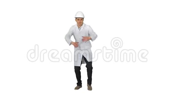 穿着白色长袍和戴着安全帽在白色背景上跳舞的有趣的Scientinst视频的预览图