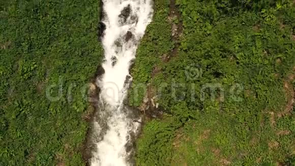 空中观景湍急的溪流从山上流下来流入河流视频的预览图