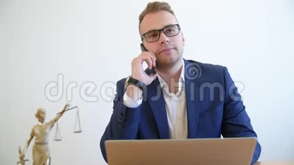 自信的律师用智能手机咨询视频的预览图