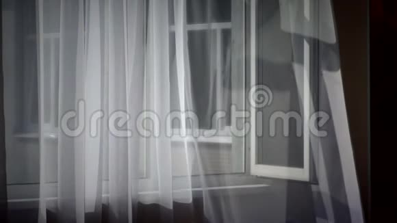 窗户上有白色的窗帘视频的预览图