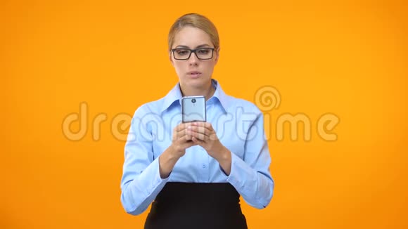 快乐女经理在智能手机社交网络商业应用程序上打字视频的预览图