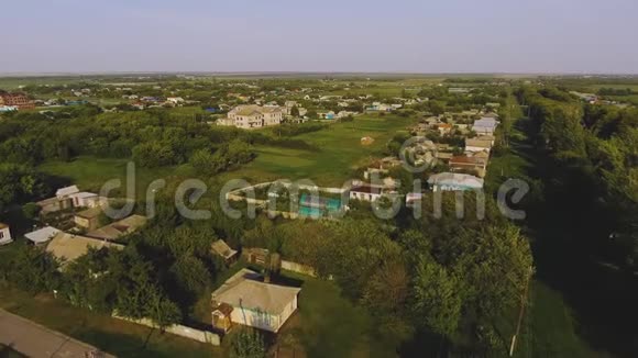 夏季俄罗斯乡村的空中景色视频的预览图
