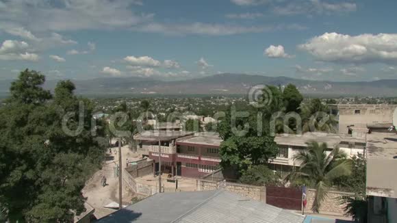 海地地震看海地人们在街上和山区的距离视频的预览图