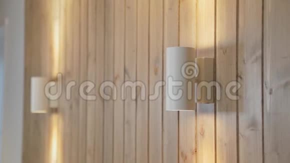 房子里木墙上的现代灯视频的预览图
