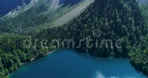 令人惊叹的自然景观景观马来亚里萨湖环绕高山阿布哈兹航空景观视频的预览图