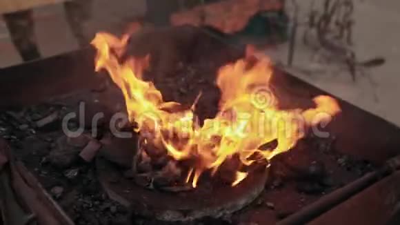 美丽的红舌火焰燃烧木棒在吹牛视频的预览图