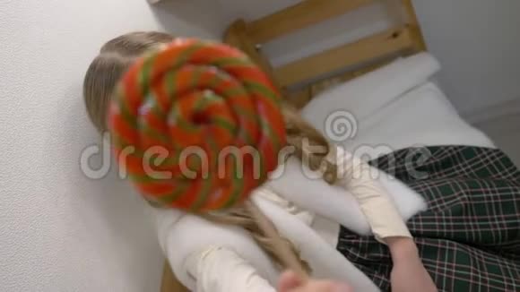 女孩在镜头上展示棒棒糖视频的预览图