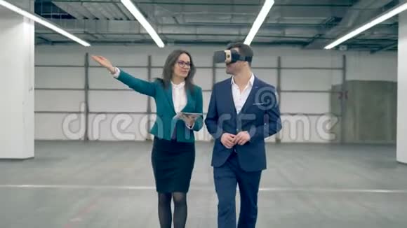 商务人士在办公室里散步时使用VR设备视频的预览图