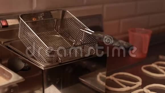 蒸汽煎锅特写烘焙行业生产线上的面包视频的预览图
