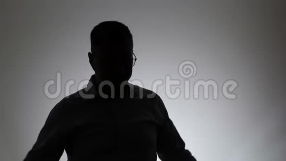 白色背景上的一个人的剪影他的手举在他的头上视频的预览图