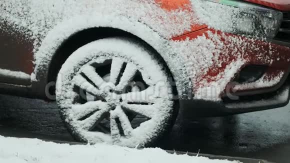 停车场里被雪覆盖的脏车下雪后的冬天有雪车暴风雪和视频的预览图