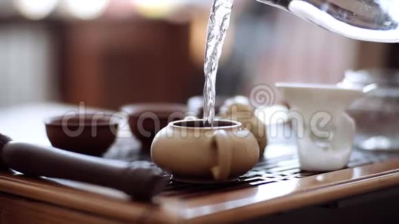 在煮好的叶子的水壶里倒开水泡上香茶视频的预览图