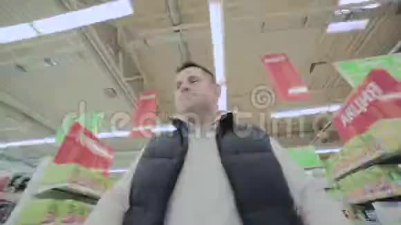 超市里的一个男人拿着手推车时间流逝视频的预览图