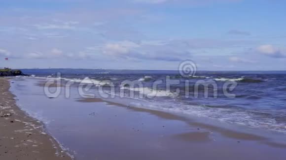 景观一个大湖一个蓝天小云一个沙质的海岸波浪在海岸上滚动视频的预览图