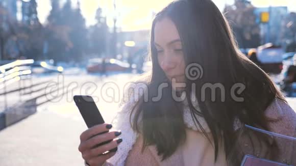 城市街道上一位身穿时尚外套披着围巾带着不带笑容的黑发女子的画像视频的预览图