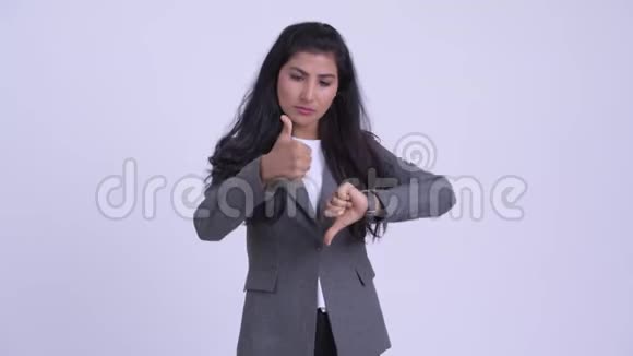 年轻糊涂的波斯女商人在竖起大拇指和竖起大拇指之间做出选择视频的预览图