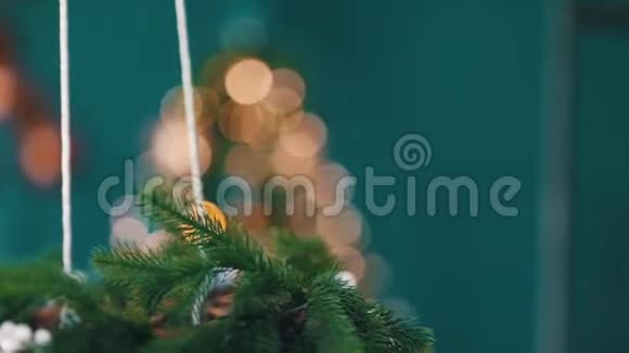 关闭圣诞节装饰闪亮的杉树视频的预览图