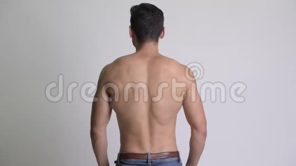 年轻的无衫男子背部肌肉的后视图视频的预览图