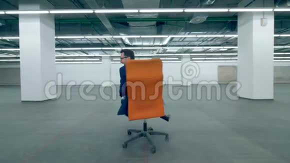 快乐的上班族坐在椅子上向空中扔纸视频的预览图