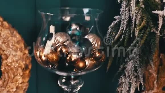 把装饰花瓶和灯装在马桶上视频的预览图