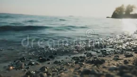 海水清澈海洋自然海洋的海洋背景太阳的光芒海浪在岸边特写黎明视频的预览图