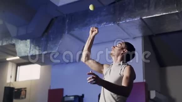 职业拳击手在体育馆用网球训练视频的预览图