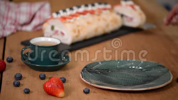 巴甫洛娃卷甜点与草莓盘和木制背景视频的预览图