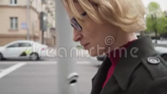 在城市街道上走着一个低着头的悲伤的女人视频的预览图