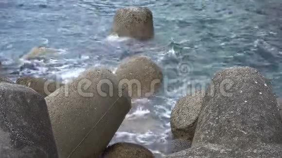 海水中的四足防波堤阿马尔菲视频的预览图