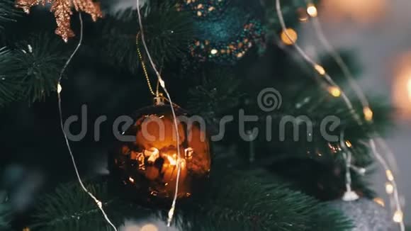 用玩具和装饰好的星星灯把圣诞树贴在墙上视频的预览图